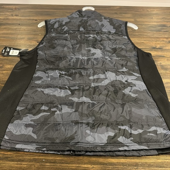 Avia camo puffer vest size large, new - Picture 6 of 8